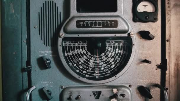 レトロダイヤル周波数スケール、ビッグ戦時ラジオで鉄アンティークレシーバーをチューニング — ストック動画