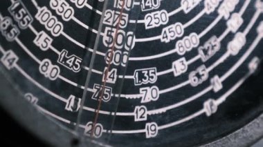 Savaş Denizaltısından Klasik Analog Radyo Çevirme Ölçeği, Radyo İstasyonları Aranıyor