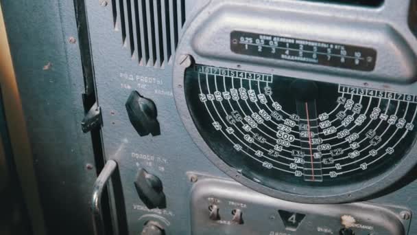 Tuning Iron Antique Receiver with Retro Dial Frequency Scale, Big Wartime Radio — Vídeo de Stock