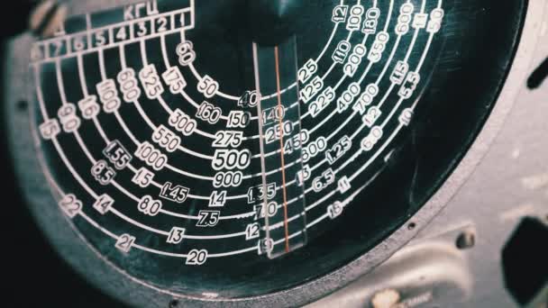 Винтажная аналоговая шкала радиосвязи с подводной лодки военного времени, поиск радиостанций — стоковое видео
