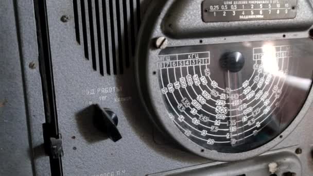 Transmissor-receptor de rádio antigo do painel de controle analógico submarino de tempo de guerra — Vídeo de Stock