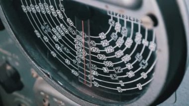 Savaş Denizaltısından Klasik Analog Radyo Çevirme Ölçeği, Radyo İstasyonları Aranıyor