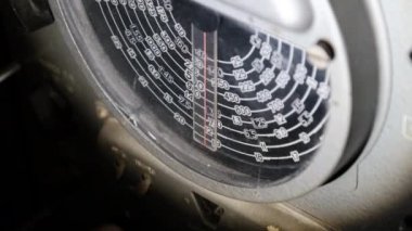 Savaş Denizaltısından Klasik Analog Radyo Çevirme Ölçeği, Radyo İstasyonları Aranıyor