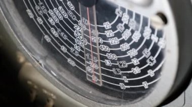 Savaş Denizaltısından Klasik Analog Radyo Çevirme Ölçeği, Radyo İstasyonları Aranıyor