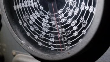 Savaş Denizaltısından Klasik Analog Radyo Çevirme Ölçeği, Radyo İstasyonları Aranıyor