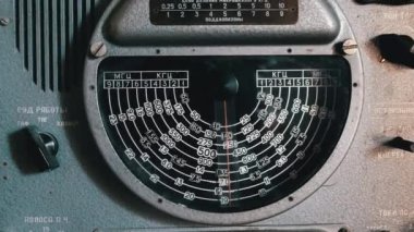 Savaş Denizaltısından Klasik Analog Radyo Çevirme Ölçeği, Radyo İstasyonları Aranıyor