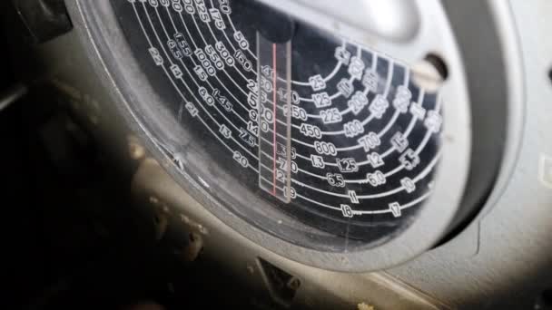 Vintage Analog Radio Dial Scale von Kriegs-U-Boot, Suche nach Radiostationen — Stockvideo