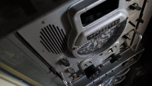 Receptor de radio-transmisor antiguo del panel de control analógico submarino de tiempo de guerra — Vídeos de Stock