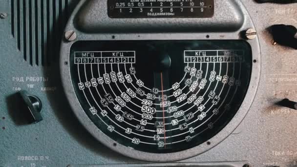 Escala de radio analógica vintage de submarino en tiempo de guerra, buscando estaciones de radio — Vídeos de Stock