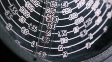 Savaş Denizaltısından Klasik Analog Radyo Çevirme Ölçeği, Radyo İstasyonları Aranıyor