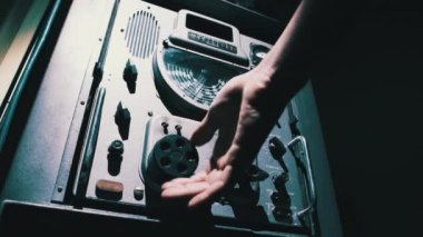 Erkek El Akordu Retro Analog Radyosu Savaş Zamanı Antikacı Vericisinden Çevirme Ölçeklendirmesi