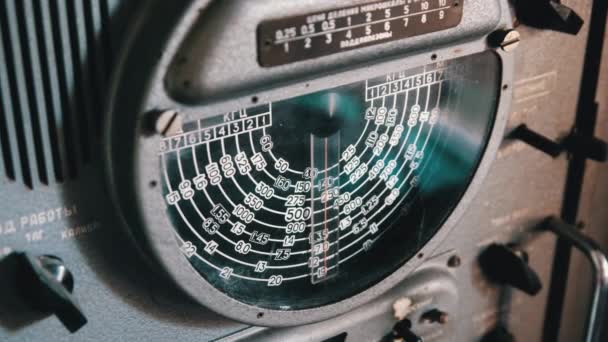 Тюнинг Утюг антикварный приемник с ретро шкалой частот, большое военное радио — стоковое видео