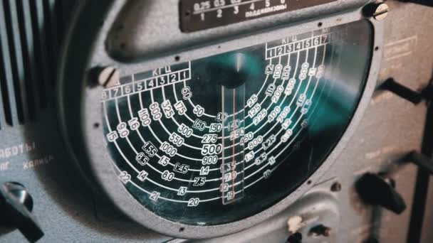 Ladění Iron Antique přijímač s Retro Dial frekvenční stupnice, Big Wartime Radio — Stock video