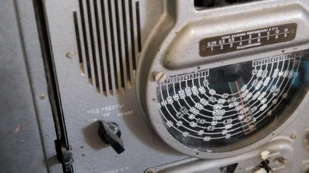 Antikkens radiosender fra antikvarens analoge kontrollpanel – stockvideo