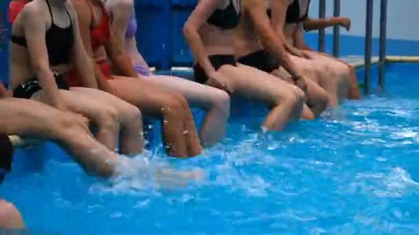 Kinder schwimmen, haben Spaß und spielen im Blauen Pool des Kinderferienlagers — Stockvideo