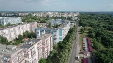 Şehir merkezindeki Yeşil Orman yakınlarındaki çok katlı hava manzaralı binalar.