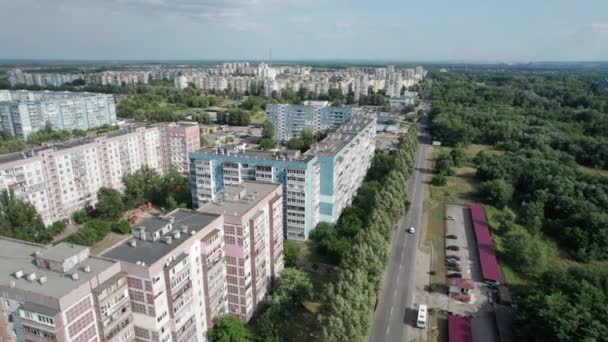 Luftaufnahme mehrstöckige Gebäude in der Nähe des Grünen Waldes im Wohngebiet City — Stockvideo