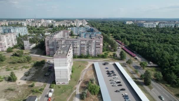 Widok z lotu ptaka Wielopiętrowe budynki w pobliżu zielonego lasu w dzielnicy mieszkalnej w mieście — Wideo stockowe