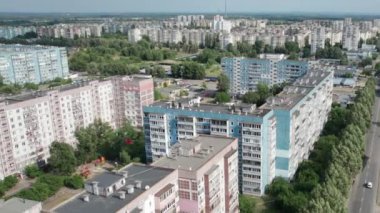 Şehir merkezindeki Yeşil Orman yakınlarındaki çok katlı hava manzaralı binalar.