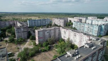 Şehir merkezindeki Yeşil Orman yakınlarındaki çok katlı hava manzaralı binalar.