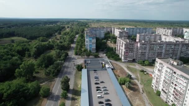 Widok z lotu ptaka Wielopiętrowe budynki w pobliżu zielonego lasu w dzielnicy mieszkalnej w mieście — Wideo stockowe