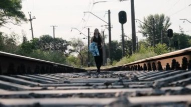 Genç Güzel Kadın Demiryolunda Tek Başına Yürüyor