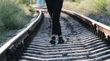 Genç Güzel Kadın Demiryolunda Tek Başına Yürüyor