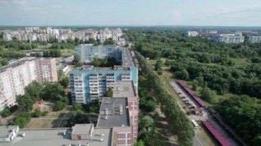 Şehir merkezindeki Yeşil Orman yakınlarındaki çok katlı hava manzaralı binalar.