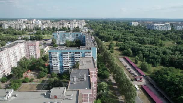 Letecký pohled Multi-Florey Budovy v blízkosti Green Forest v rezidenční oblasti ve městě — Stock video