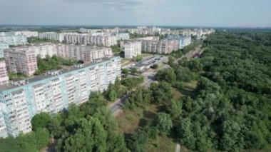 Şehir merkezindeki Yeşil Orman yakınlarındaki çok katlı hava manzaralı binalar.