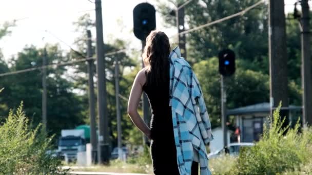 Joven hermosa mujer camina sola en la vía férrea — Vídeos de Stock