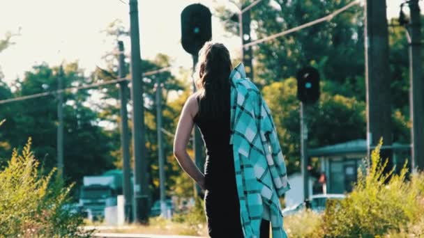 Fiatal gyönyörű nő sétál egyedül a vasúti pályán — Stock videók