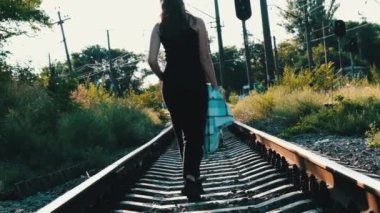 Genç Güzel Kadın Demiryolunda Tek Başına Yürüyor
