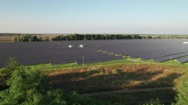 Sunset Time 'da Yeşil Alan' daki Güneş Çiftliği 'nin Hava Görüntüsü, Satır' da Güneş Panelleri