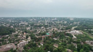 Küçük bir kasabanın havadan görünüşü, şehir manzarası, Yeşil Alanlar yakınlarındaki evlerin yanından uçmak.