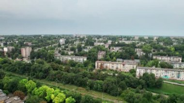 Küçük bir kasabanın havadan görünüşü, şehir manzarası, Yeşil Alanlar yakınlarındaki evlerin yanından uçmak.