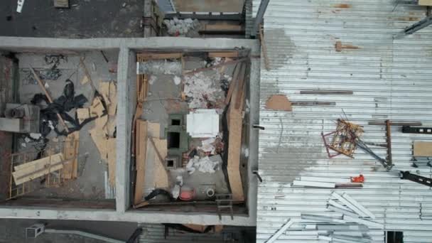 Vista aérea superior de un sitio de construcción en el tejado de un edificio alto — Vídeos de Stock