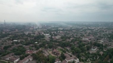 Pipes ve Smoke ile Büyük Endüstriyel Sanayi Tesisi 'nin yakınındaki şehrin havadan görünüşü