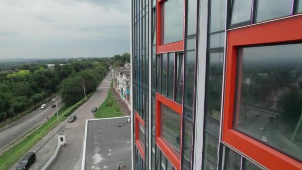 Widok z lotu ptaka na zewnątrz nowoczesnego budynku hotelowego z dużymi oknami — Wideo stockowe