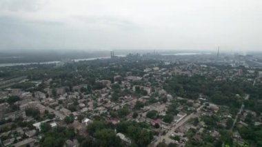 Pipes ve Smoke ile Büyük Endüstriyel Sanayi Tesisi 'nin yakınındaki şehrin havadan görünüşü