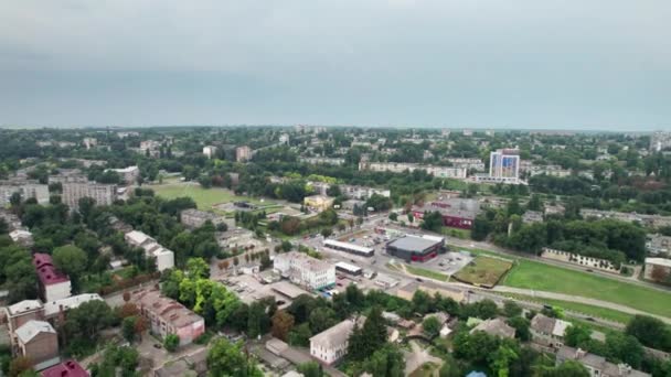 Luchtfoto van een kleine stad, Stedelijk landschap, Vliegen door huizen in de buurt van groene ruimtes — Stockvideo