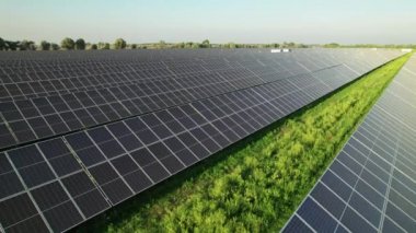 Günbatımında Yeşil Alan 'daki Hava Görüntüleme Güneş Enerji İstasyonu, Satırda Güneş Panelleri