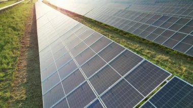 Sunset Time 'da Yeşil Alan' daki Güneş Çiftliği 'nin Hava Görüntüsü, Satır' da Güneş Panelleri