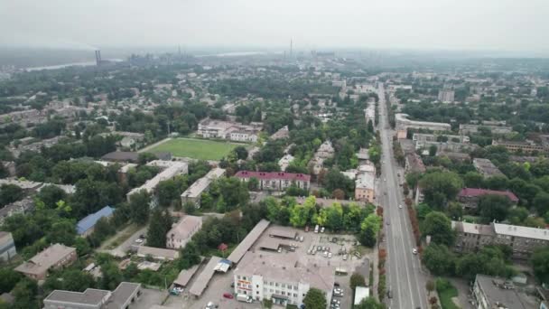 Widok z lotu ptaka na miasto w pobliżu dużego zakładu przemysłowego z rurami i dymem — Wideo stockowe