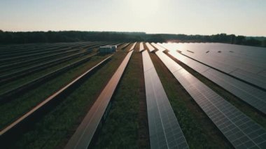 Sunset Time 'da Yeşil Alan' daki Güneş Çiftliği 'nin Hava Görüntüsü, Satır' da Güneş Panelleri