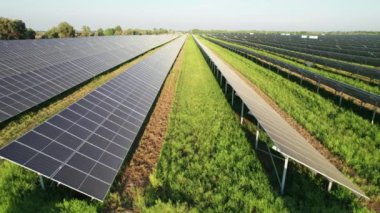 Günbatımında Yeşil Alan 'daki Hava Görüntüleme Güneş Enerji İstasyonu, Satırda Güneş Panelleri