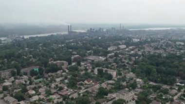 Pipes ve Smoke ile Büyük Endüstriyel Sanayi Tesisi 'nin yakınındaki şehrin havadan görünüşü