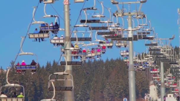 Ski lift med människor — Stockvideo