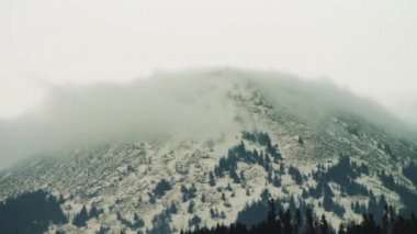 Bulutlar dağ üst üzerinde hareket. Timelapse