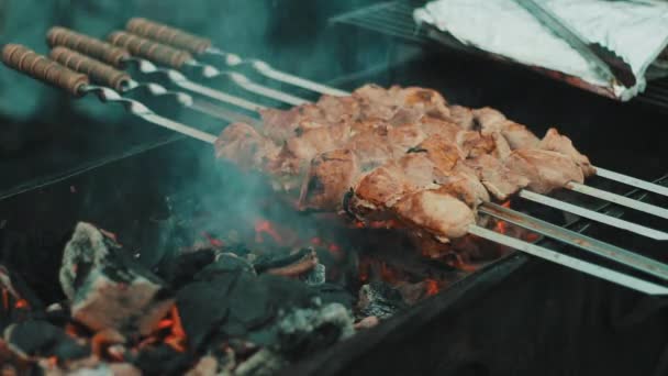 Kebab jsou vařené na grilu — Stock video